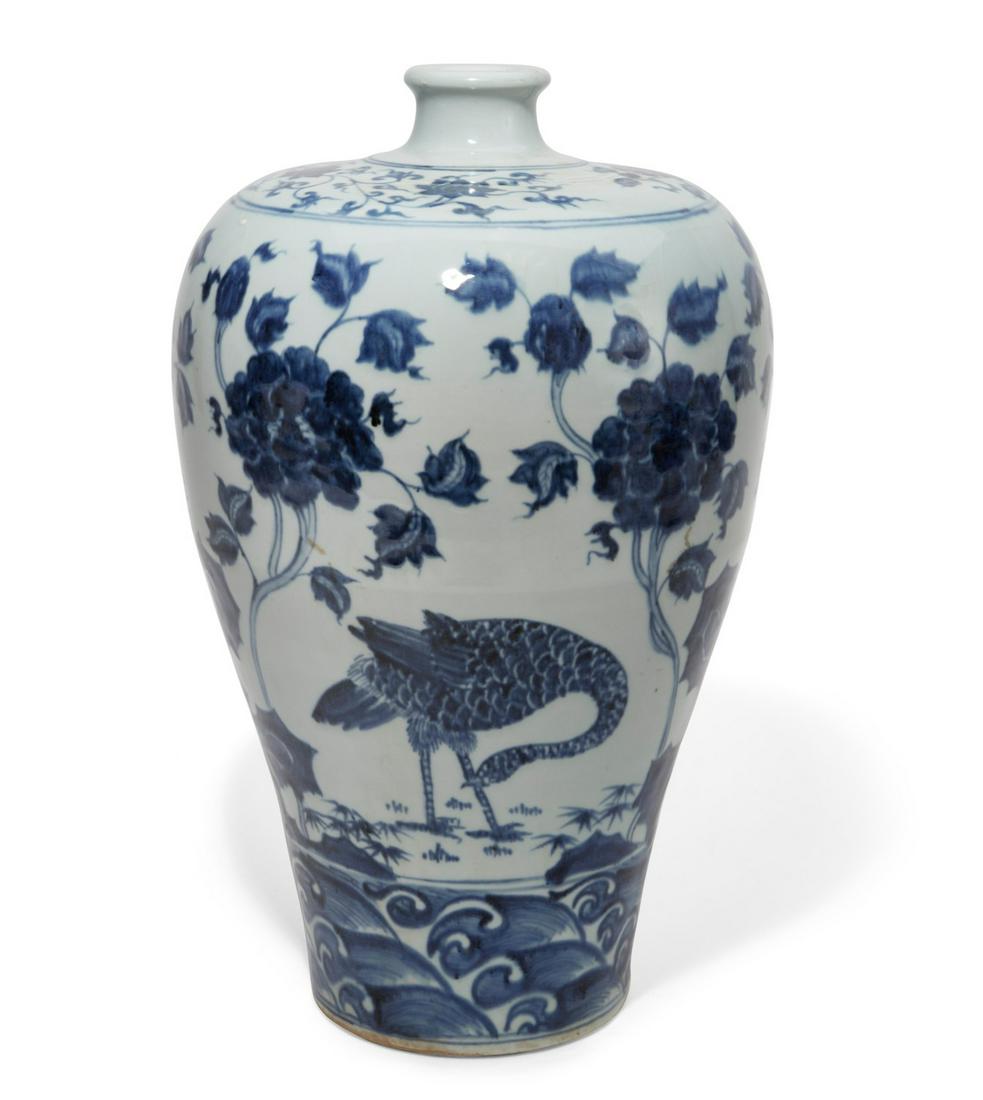 A Chinese blue and white porcelain meiping vase (1 of 5)
