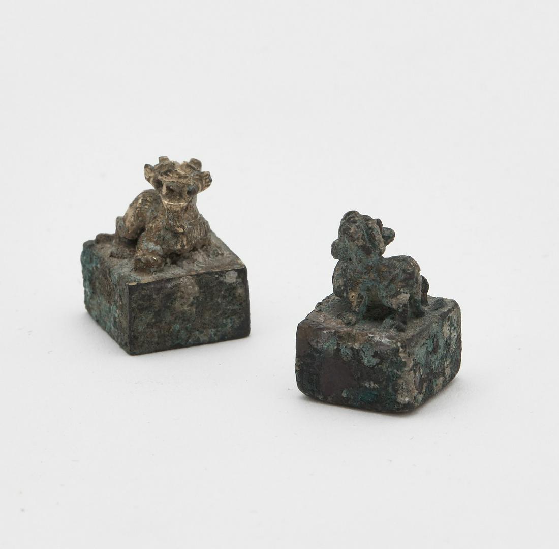 A pair of gilt bronze seals: A pair of gilt bronze seals Han dynasty or later. height 3/4in (2cm); width 1/2in (1.5cm)