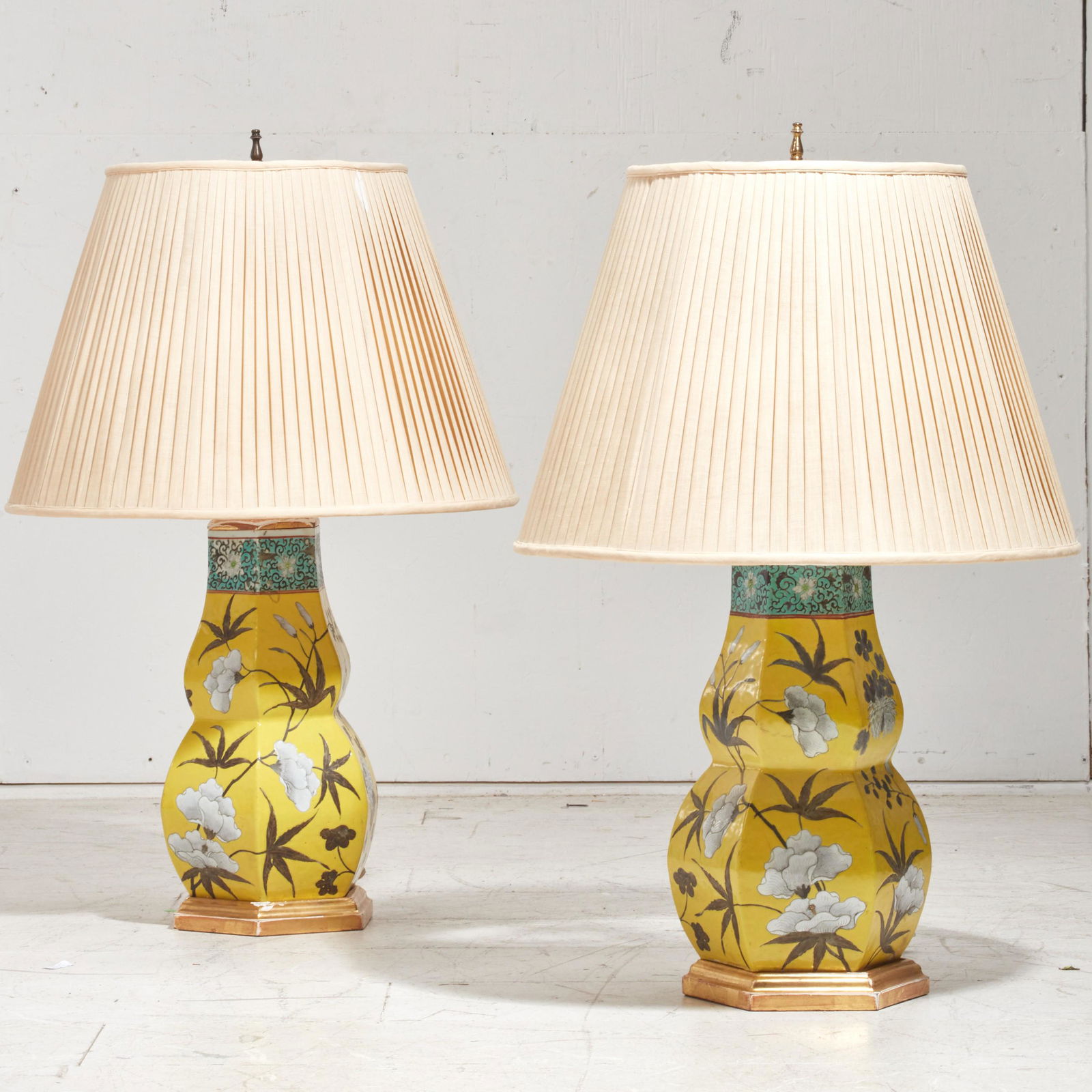 Pair Chinese Dayazhai style porcelain vase lamps Oct 26, 2022