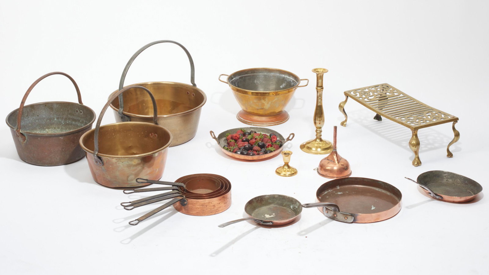 Seventeen pieces of copper and brass ware (1 of 4)