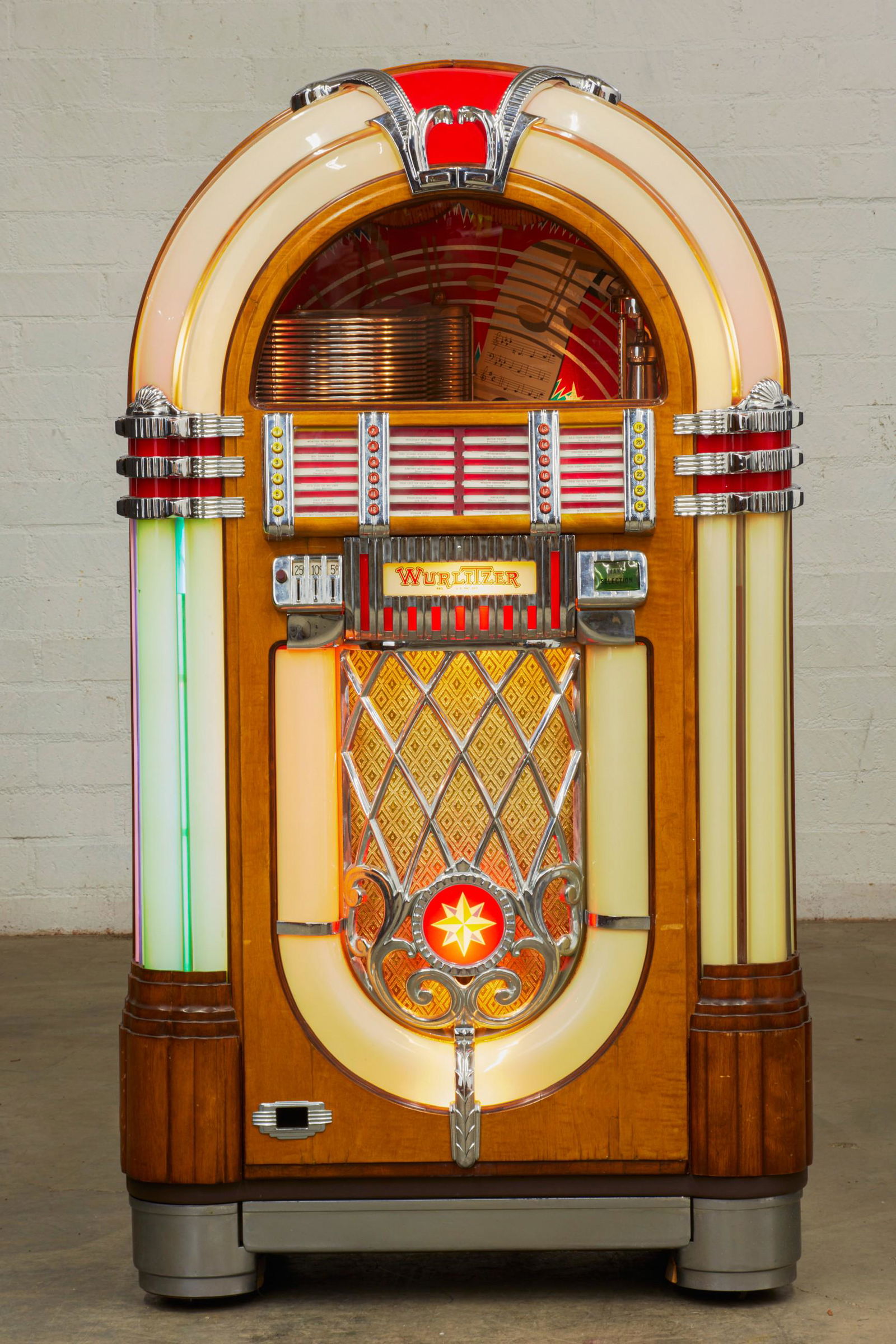 A Wurlitzer model 1015 Bubbler jukebox (1 of 8)
