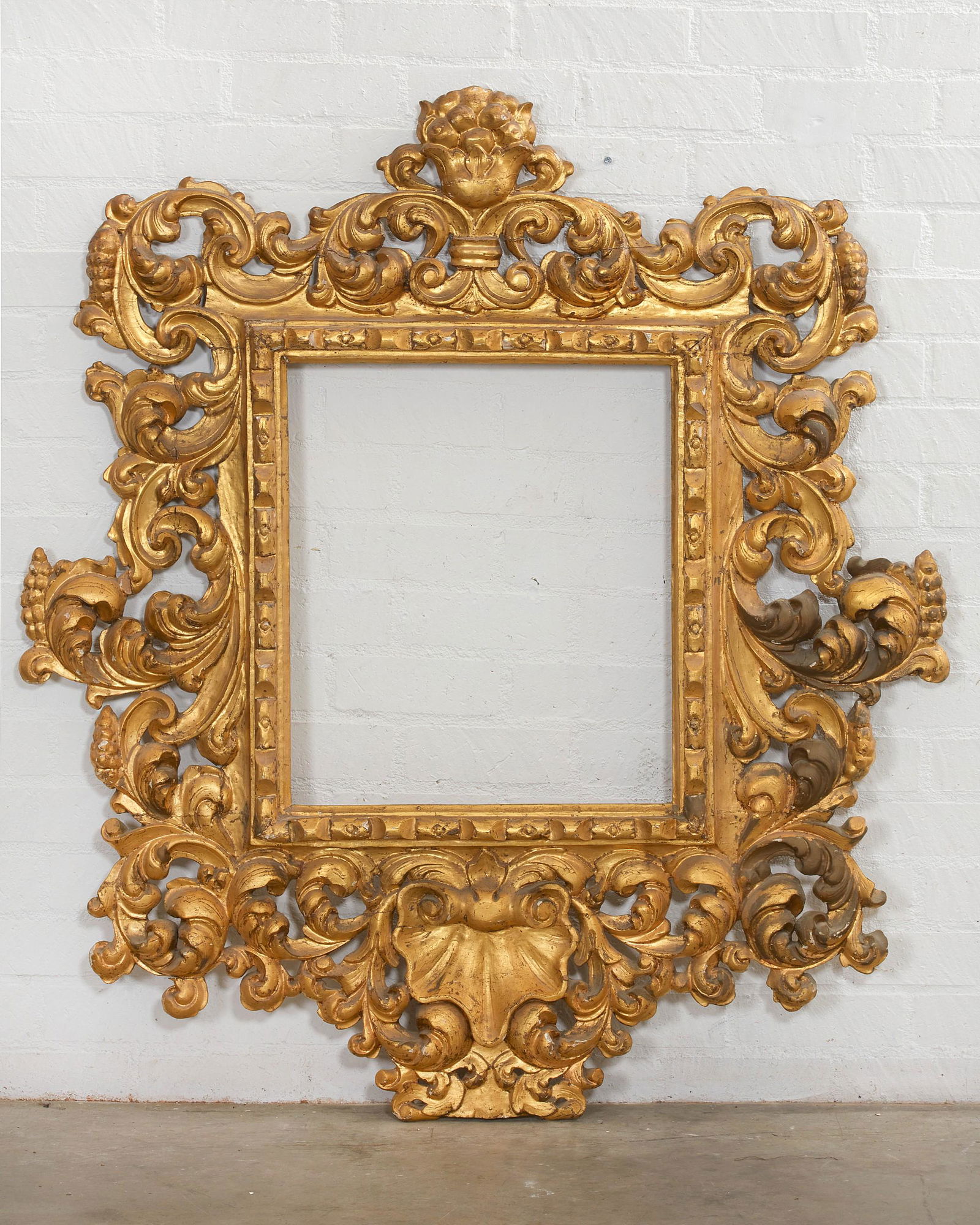 An Italian Baroque style giltwood frame (1 of 5)
