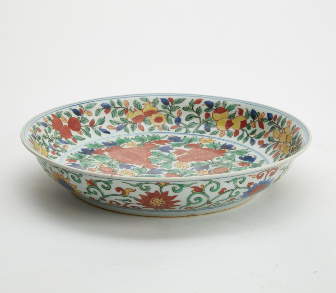 A large Chinese wucai glazed porcelain dish (1 of 4)