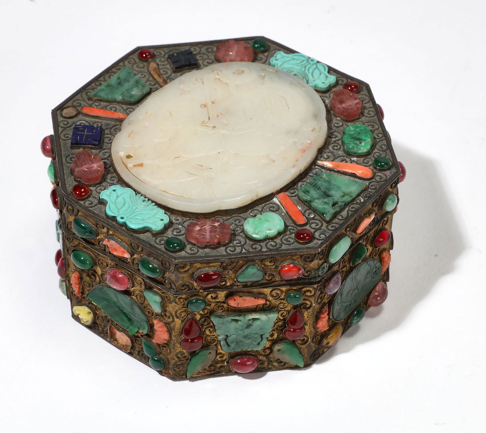 A Chinese hardstone inlaid lidded box (1 of 3)