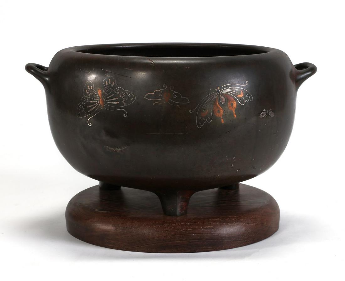 A large Asian bronze vessel (1 of 3)