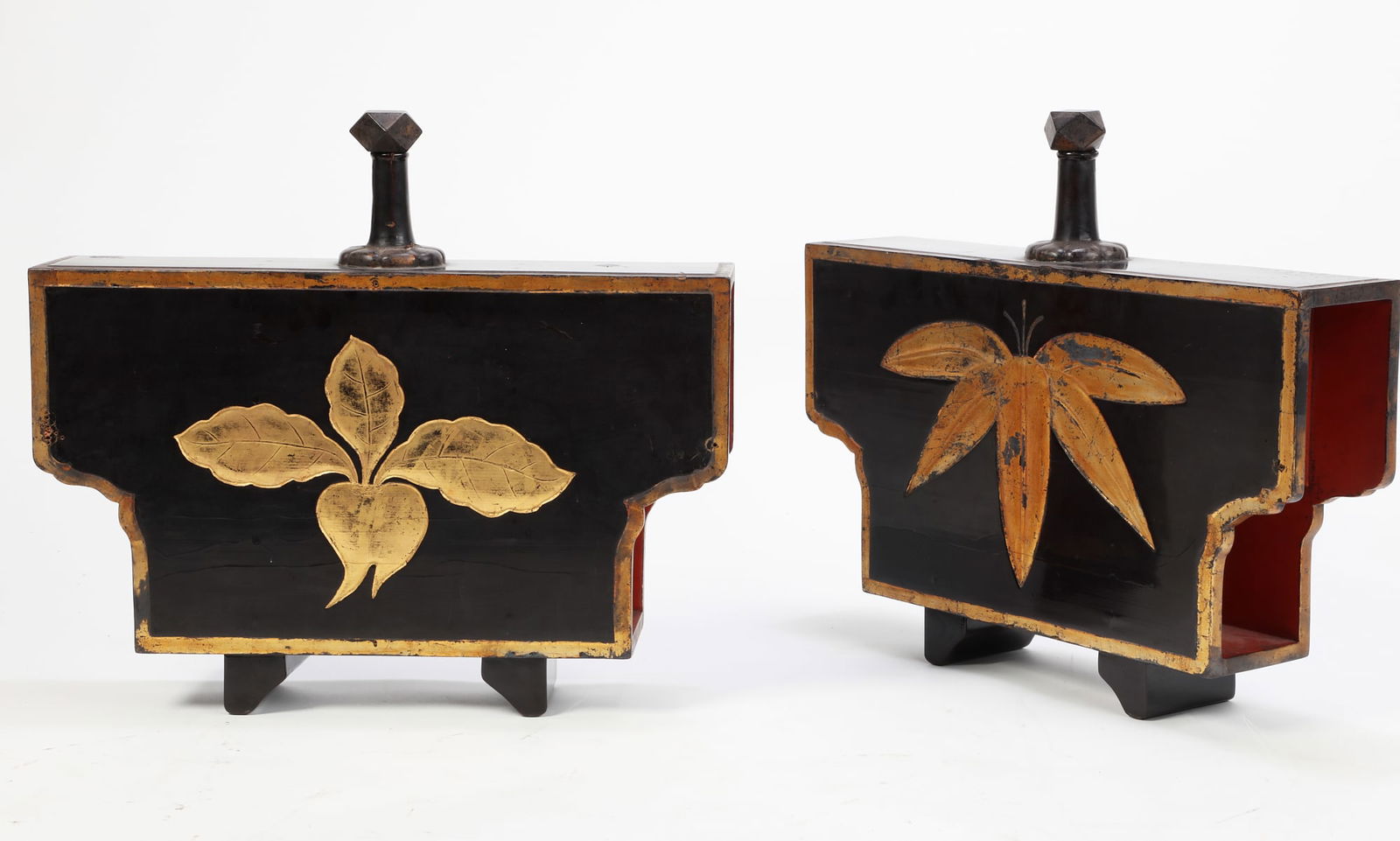 A pair of large Japanese lacquered sake flasks (1 of 2)