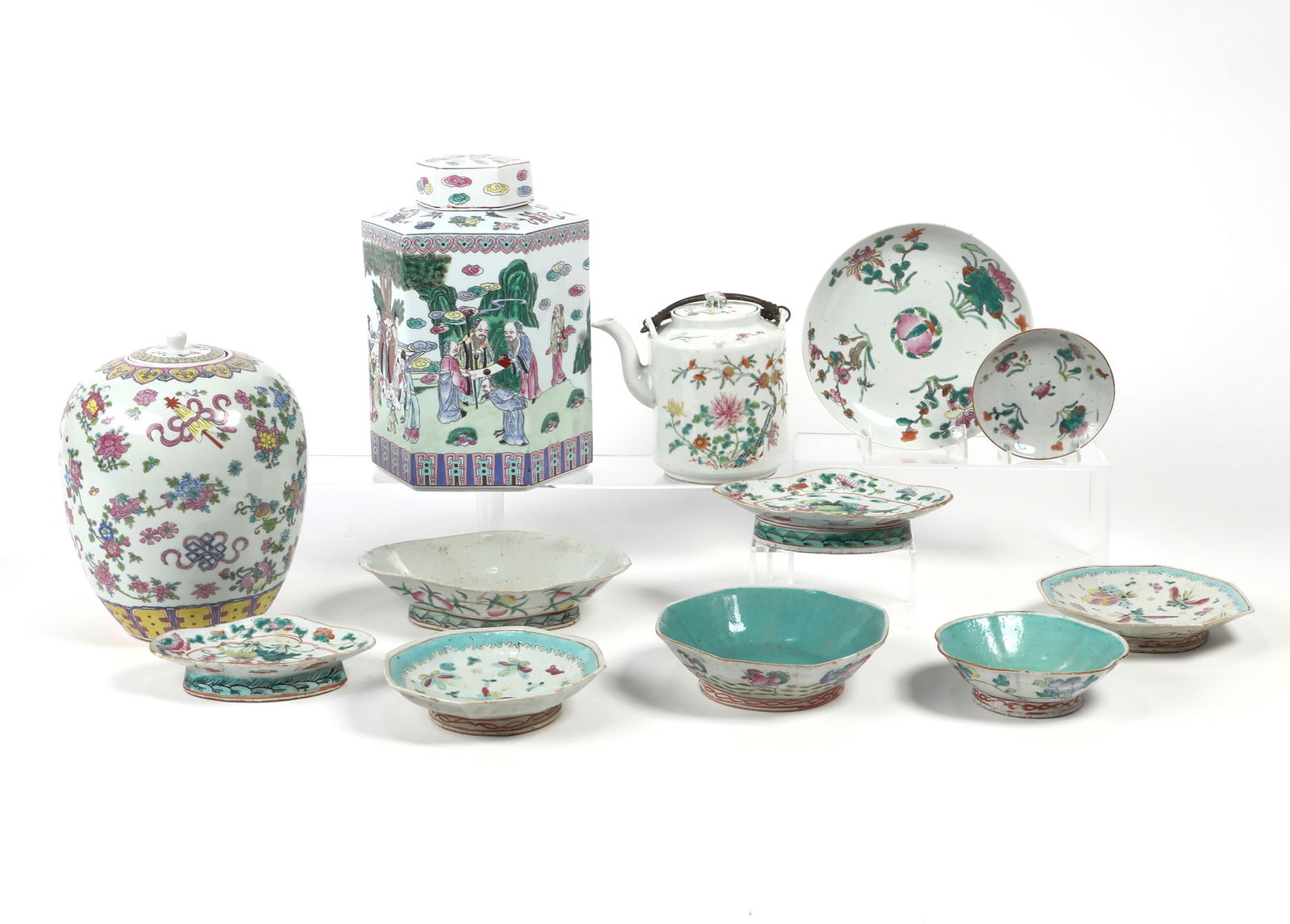 An assembled group of Chinese porcelain tableware (1 of 10)