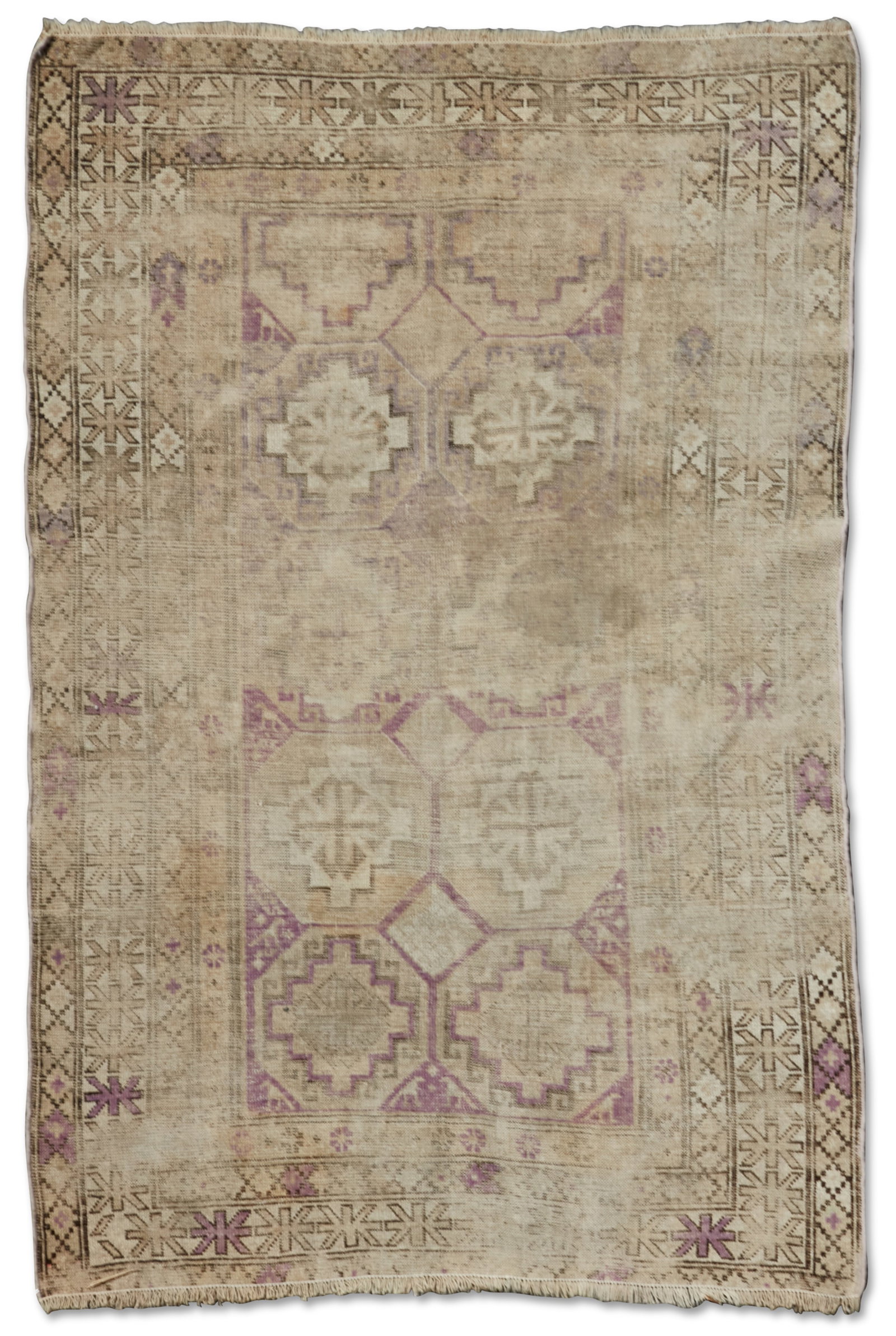 A Heriz rug: A Heriz rug approximately 5ft 6in x 3ft 10in (168 x 117cm)