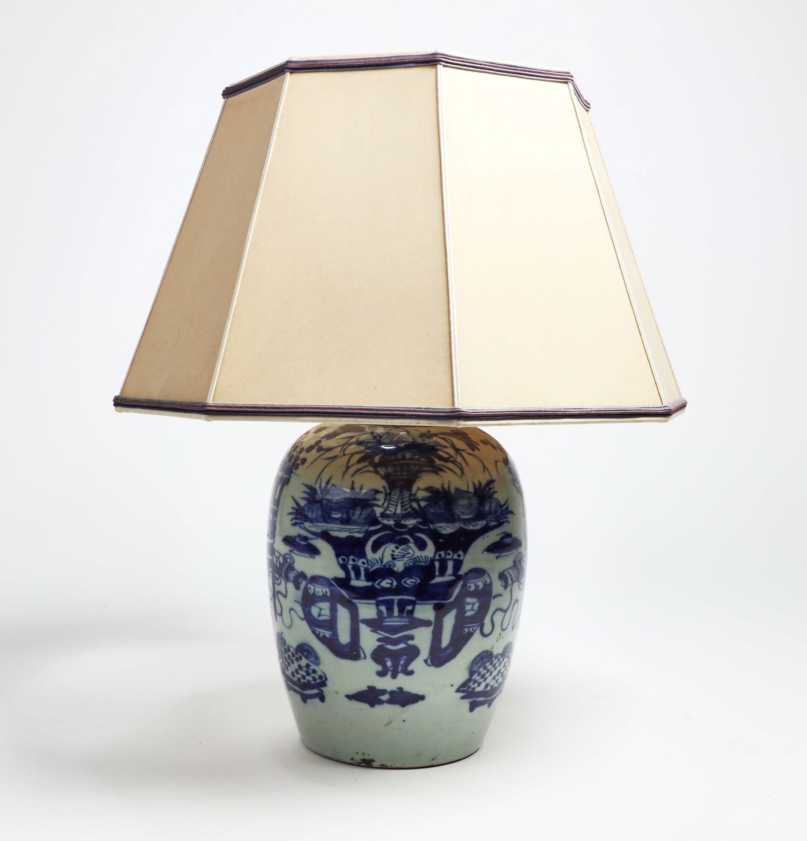 A Chinese blue and white porcelain jar (1 of 4)