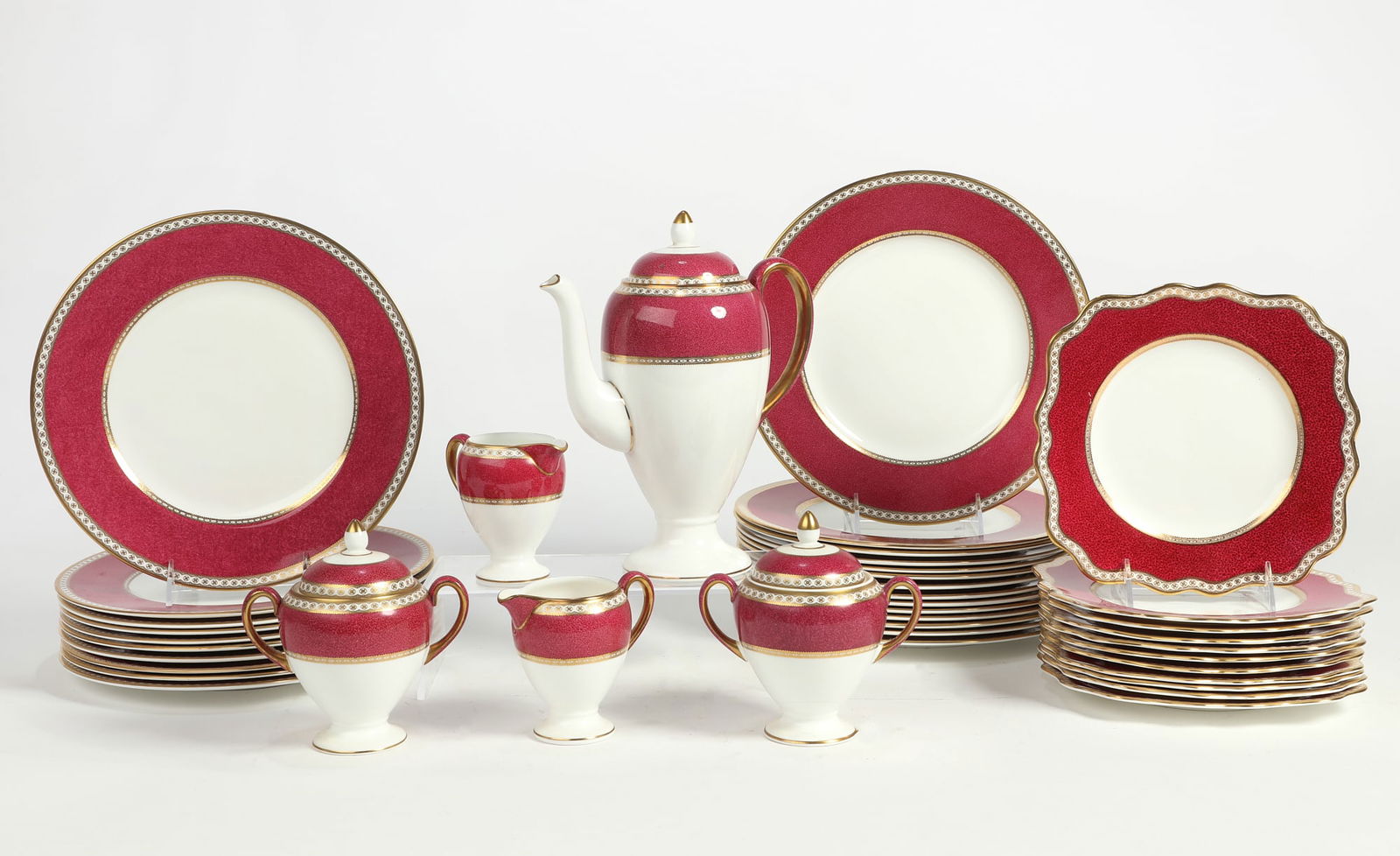 A Wedgwood porcelain part dinner service (1 of 4)