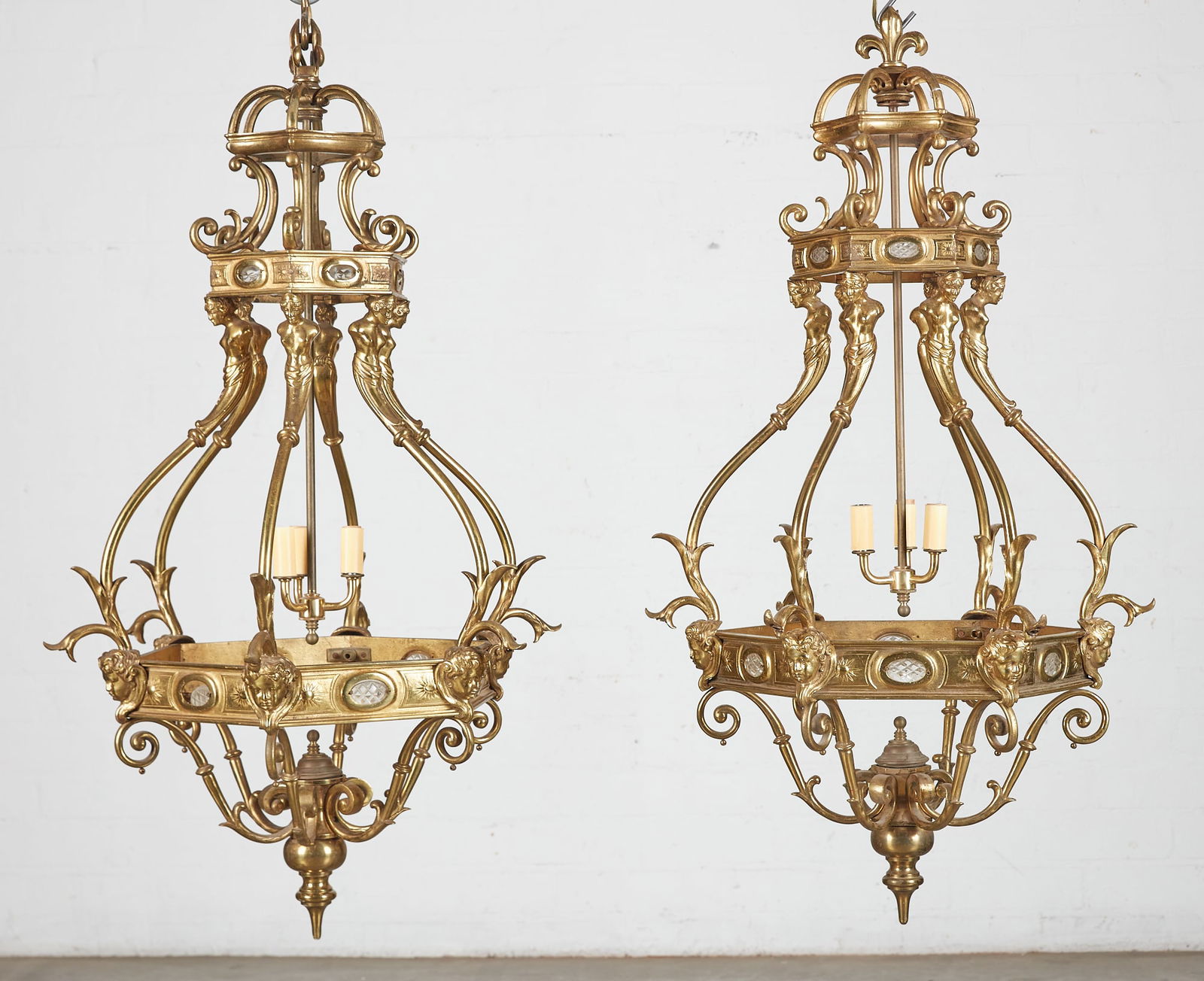 A pair of gilt metal hanging lanterns (1 of 7)