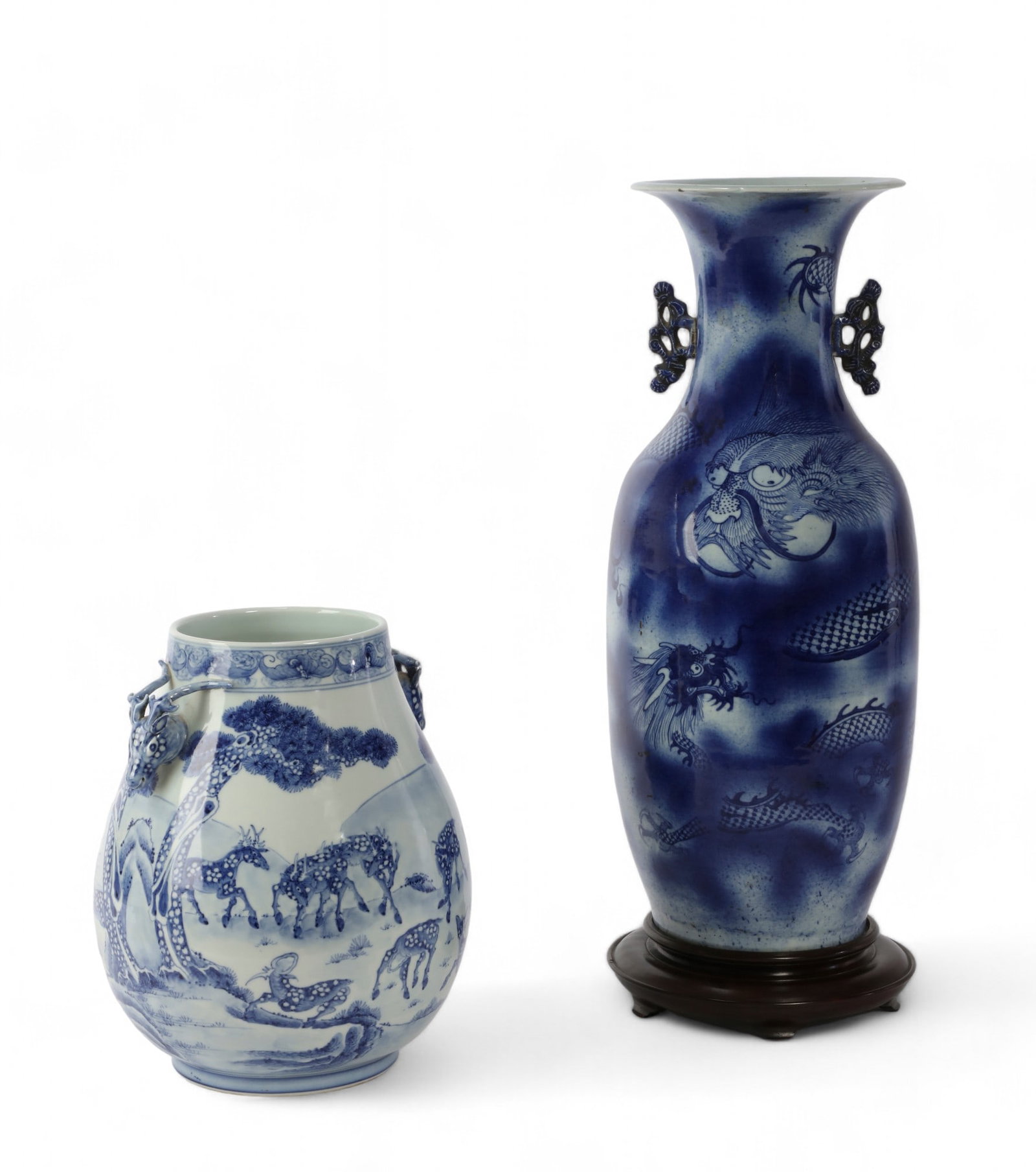 Two Chinese blue and white porcelain vases (1 of 10)