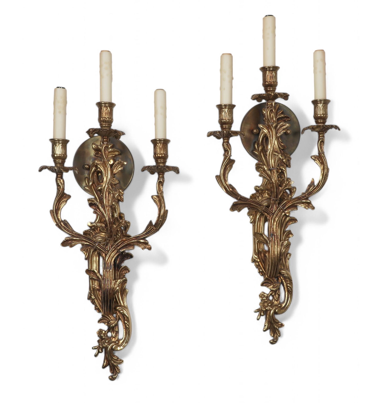 A pair of Louis XV style gilt metal wall lights (1 of 3)