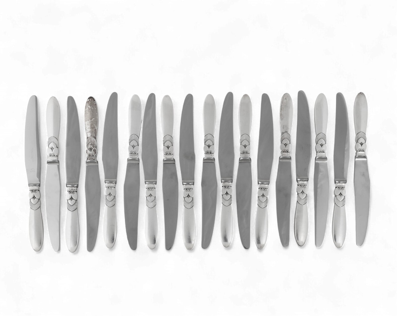 A set of eighteen Georg Jensen cactus dinner knives with sterling handles (1 of 4)