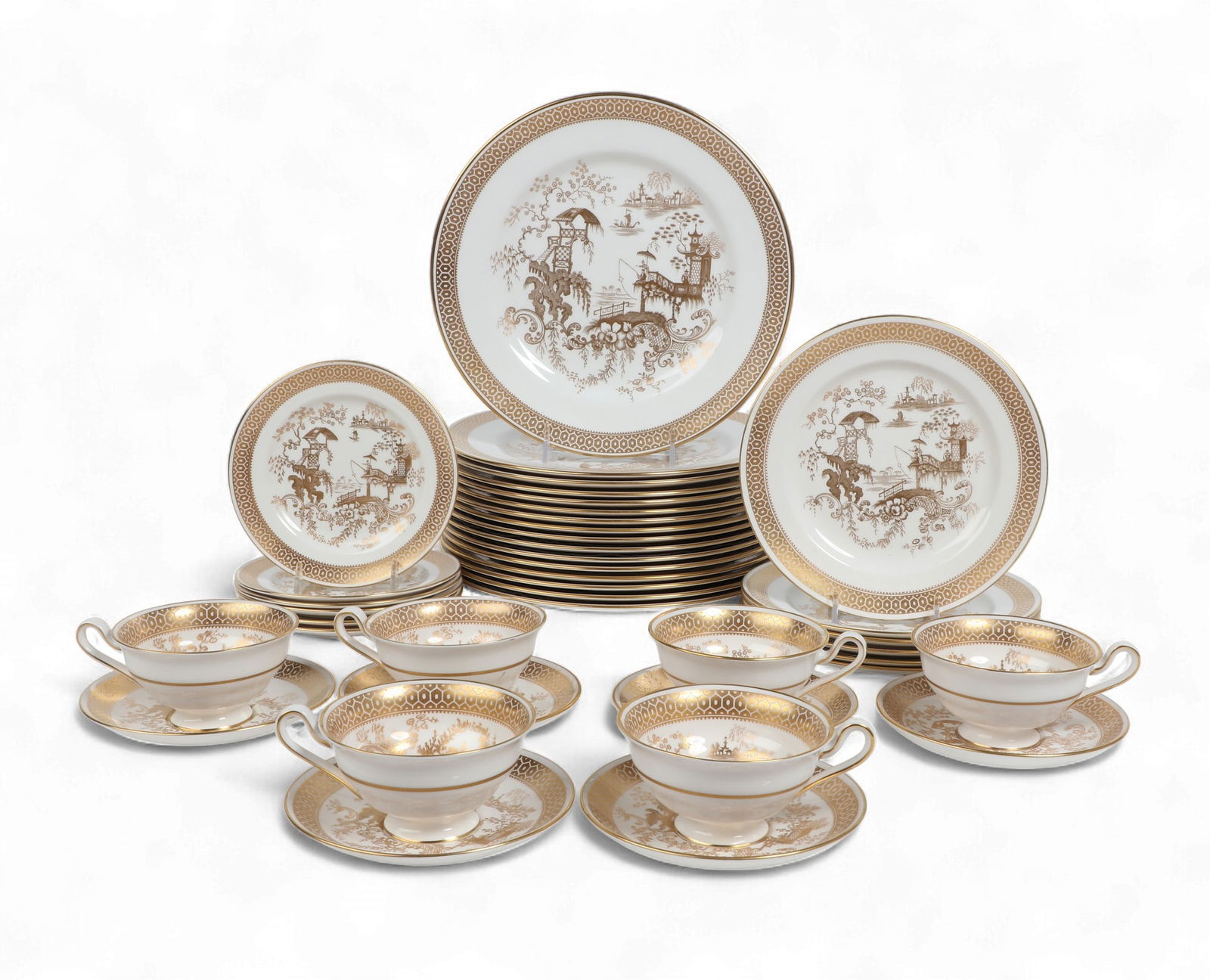 A Copeland Spode gilt decorated porcelain Spodes Garden part dinner service, circa 1962-1972: A Copeland Spode gilt decorated porcelain Spodes Garden part dinner servicecirca 1962-1972Comprising 16 (10 1/2in) dinner plates, 6 (8in) salad plates, 6 (6 1/4in) bread plates, 6 teacups and 6 saucer