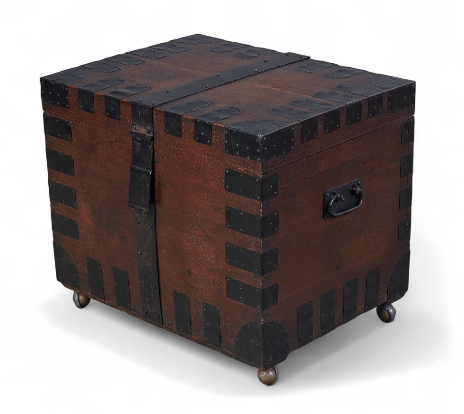 An English iron mounted oak flatware canteen, late 19th/early 20th century (1 of 7)