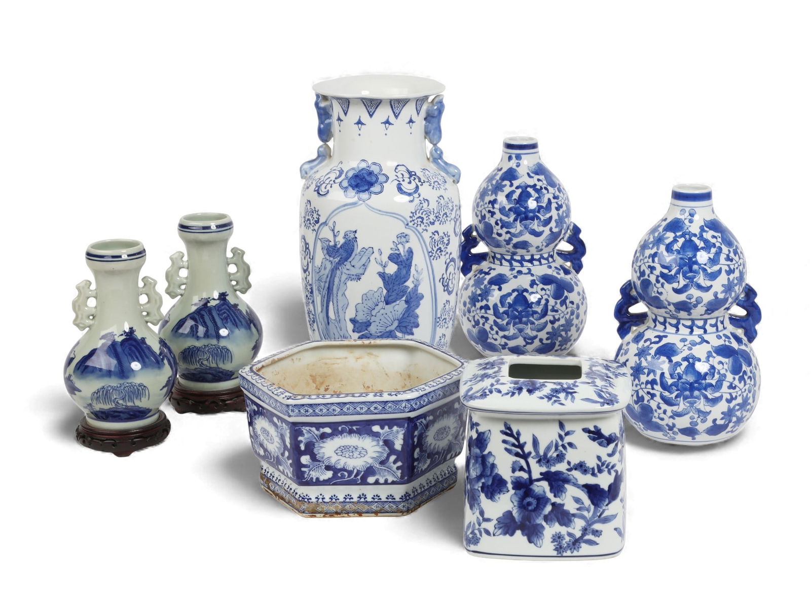 A group of seven Chinese blue and white table articles (1 of 5)