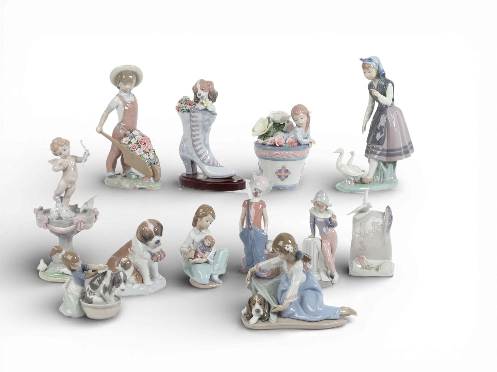 A group of eleven Lladro figures and two Lladro Society Plaques (13) (1 of 9)