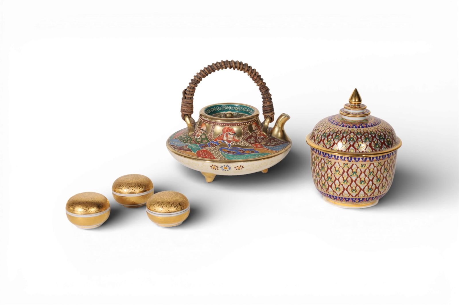 A group of six Asian porcelain table articles (1 of 7)