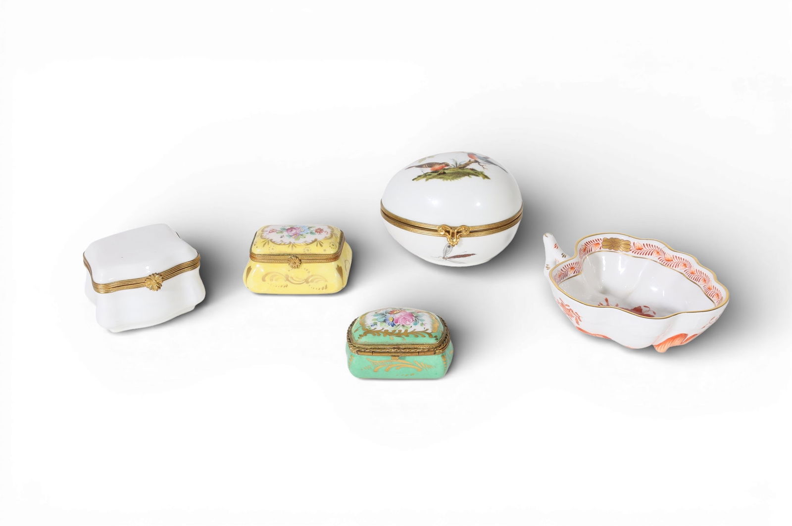 A group of five porcelain decorative objects (1 of 6)