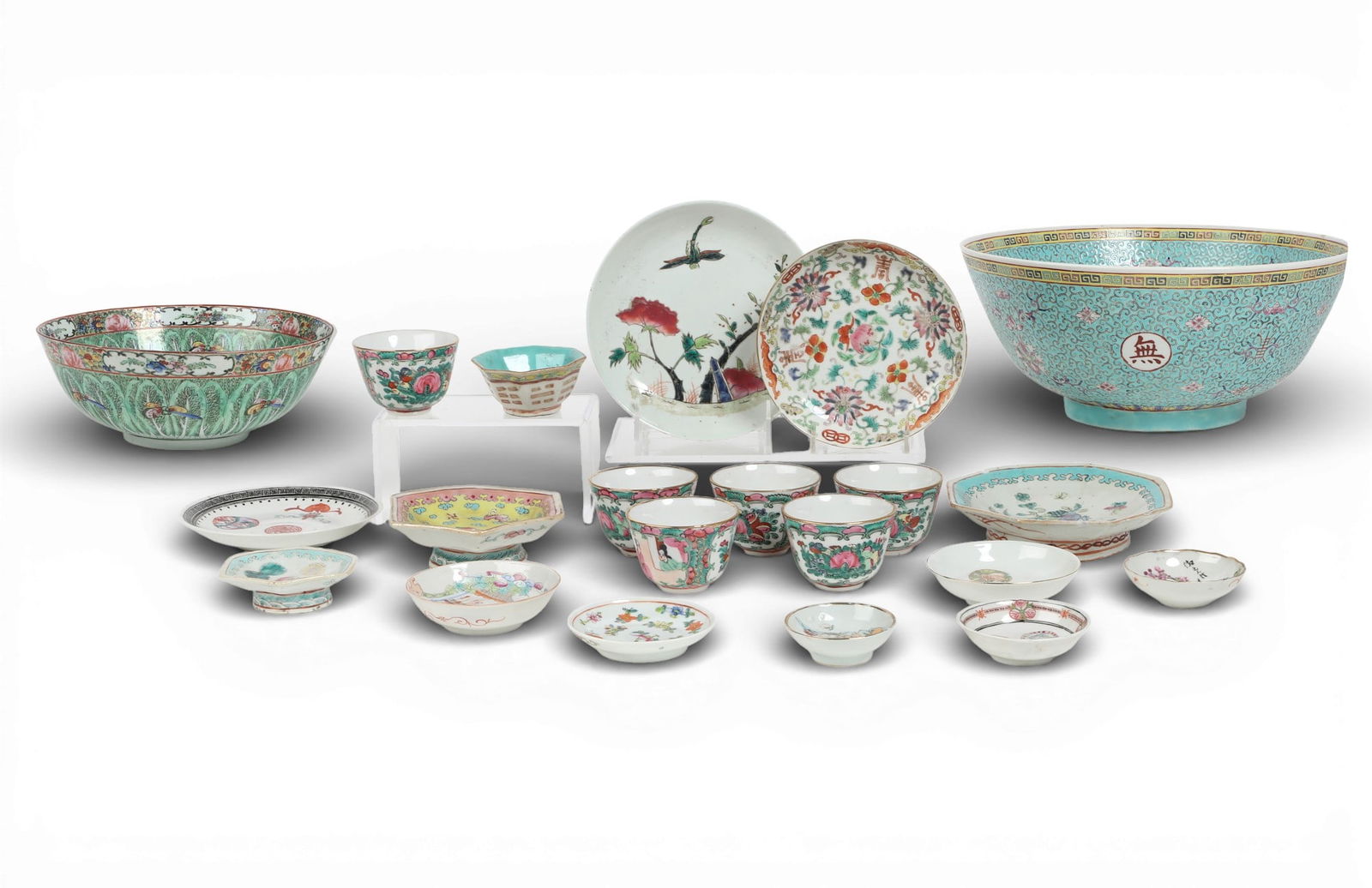A group of twenty one Chinese bowls and dishes (1 of 14)
