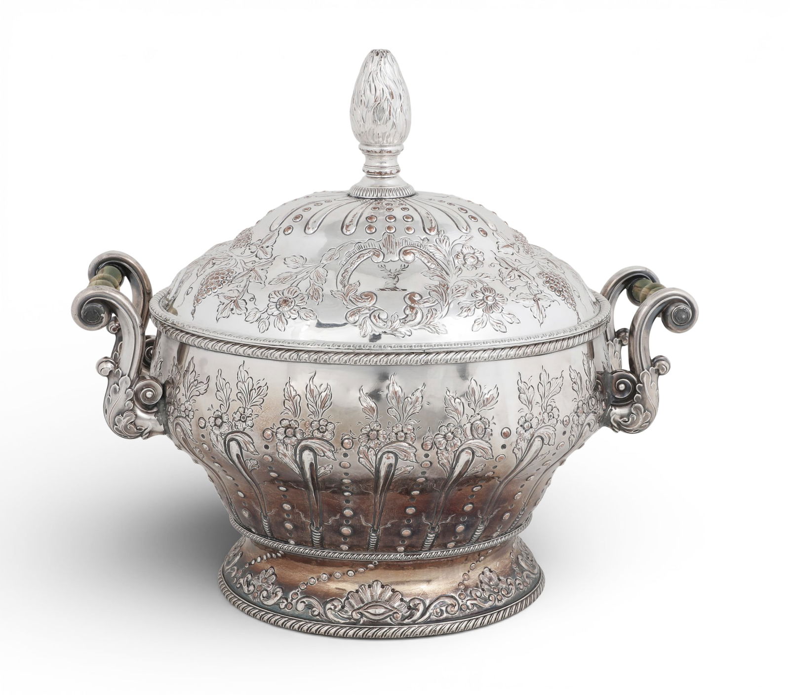 An antique silverplated covered tureen (1 of 5)