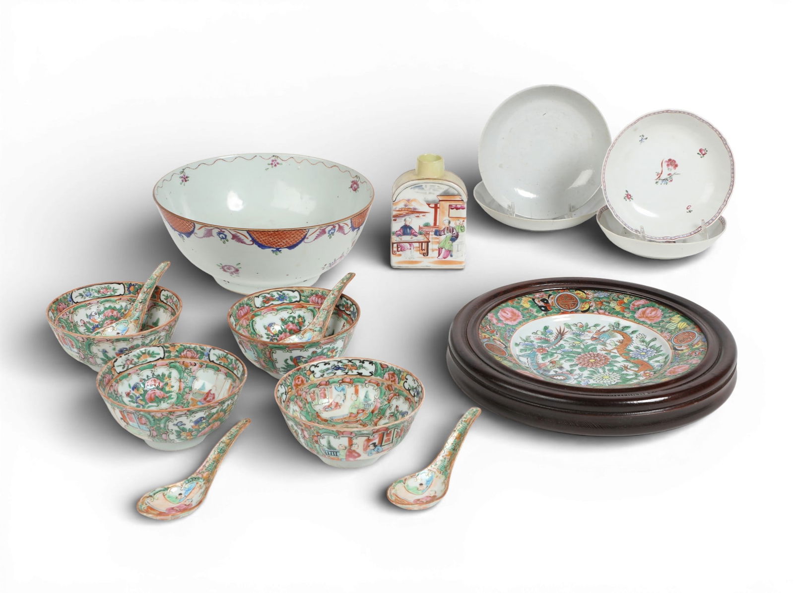 A group of six Chinese export table articles together with a group of nine rose medallion items (1 of 5)