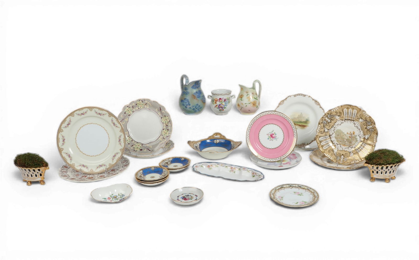 A group of twenty five porcelain decorative items (1 of 9)