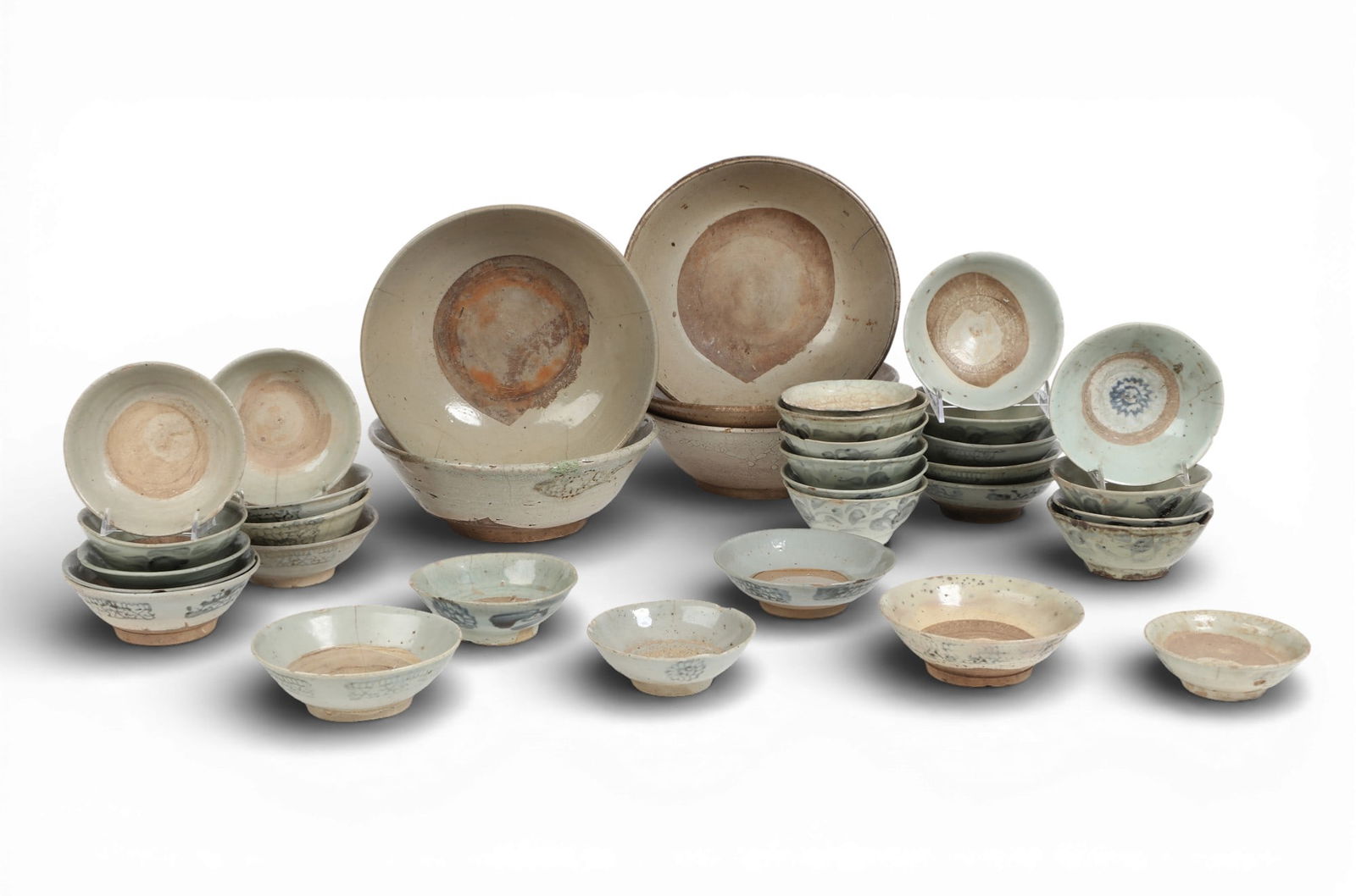 A group of thirty nine Chinese bowls of various sizes (1 of 7)