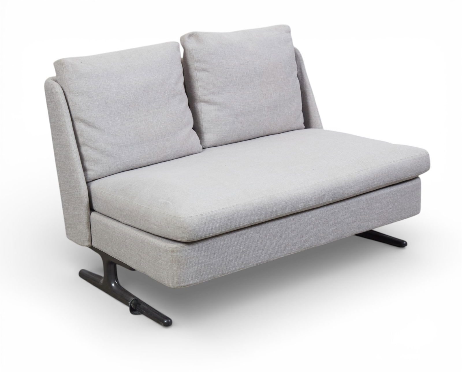 A sofa on metal base - 5