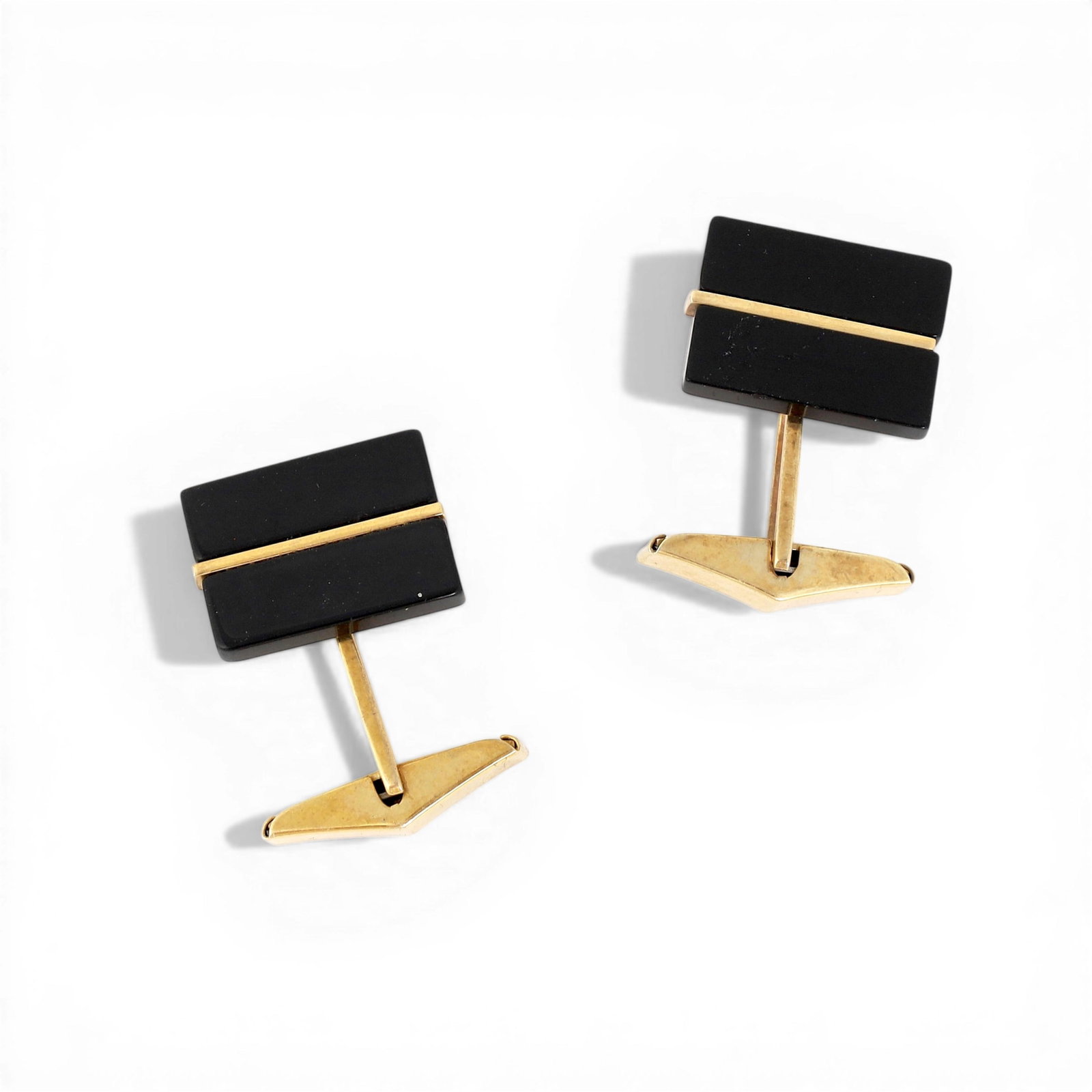 A pair of 14kt yellow gold and onyx cufflinks, overall weight 8grams: A pair of 14kt yellow gold and onyx cufflinks overall weight 8grams Overall weight 8g