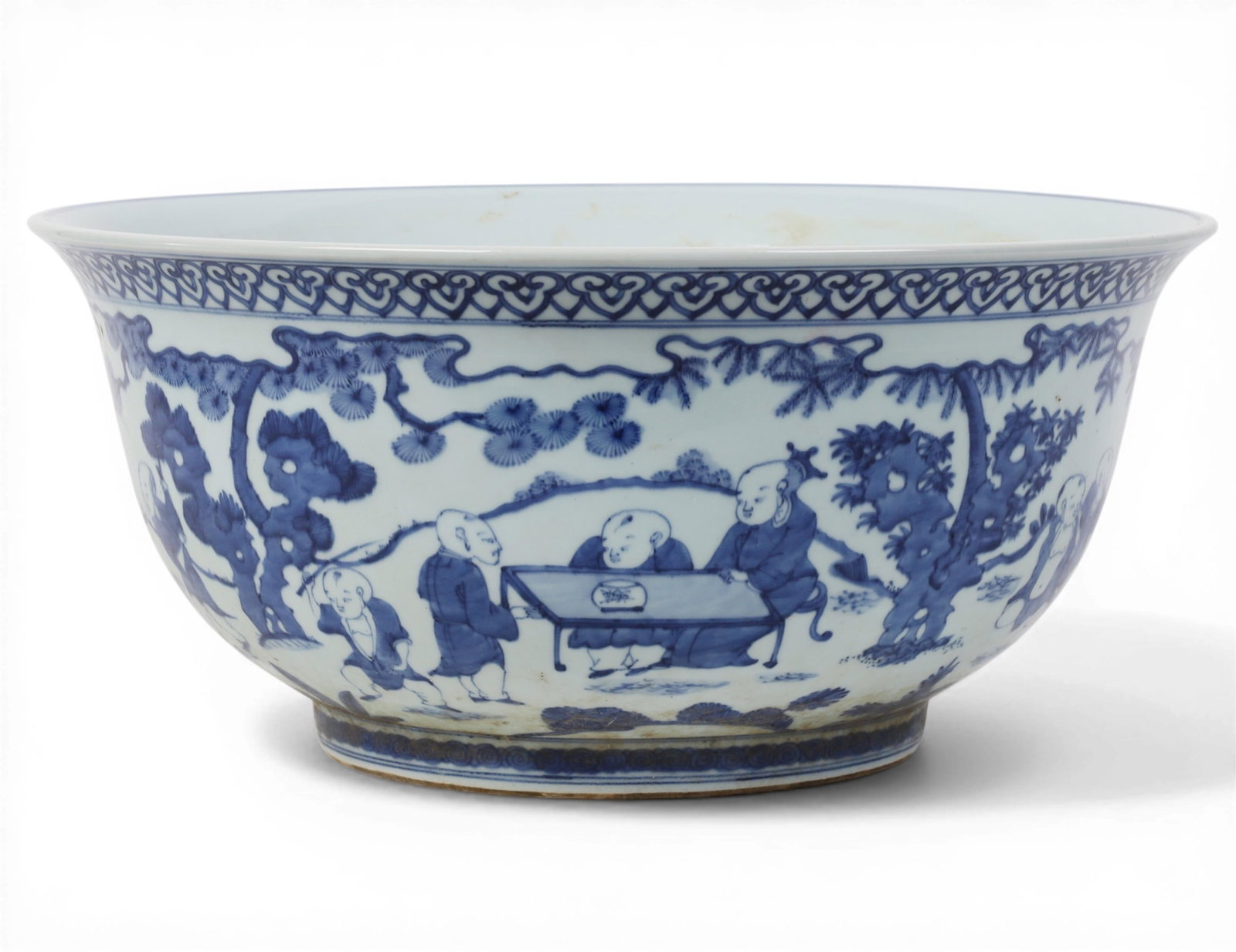 A large Chinese blue and white porcelain bowl (1 of 5)