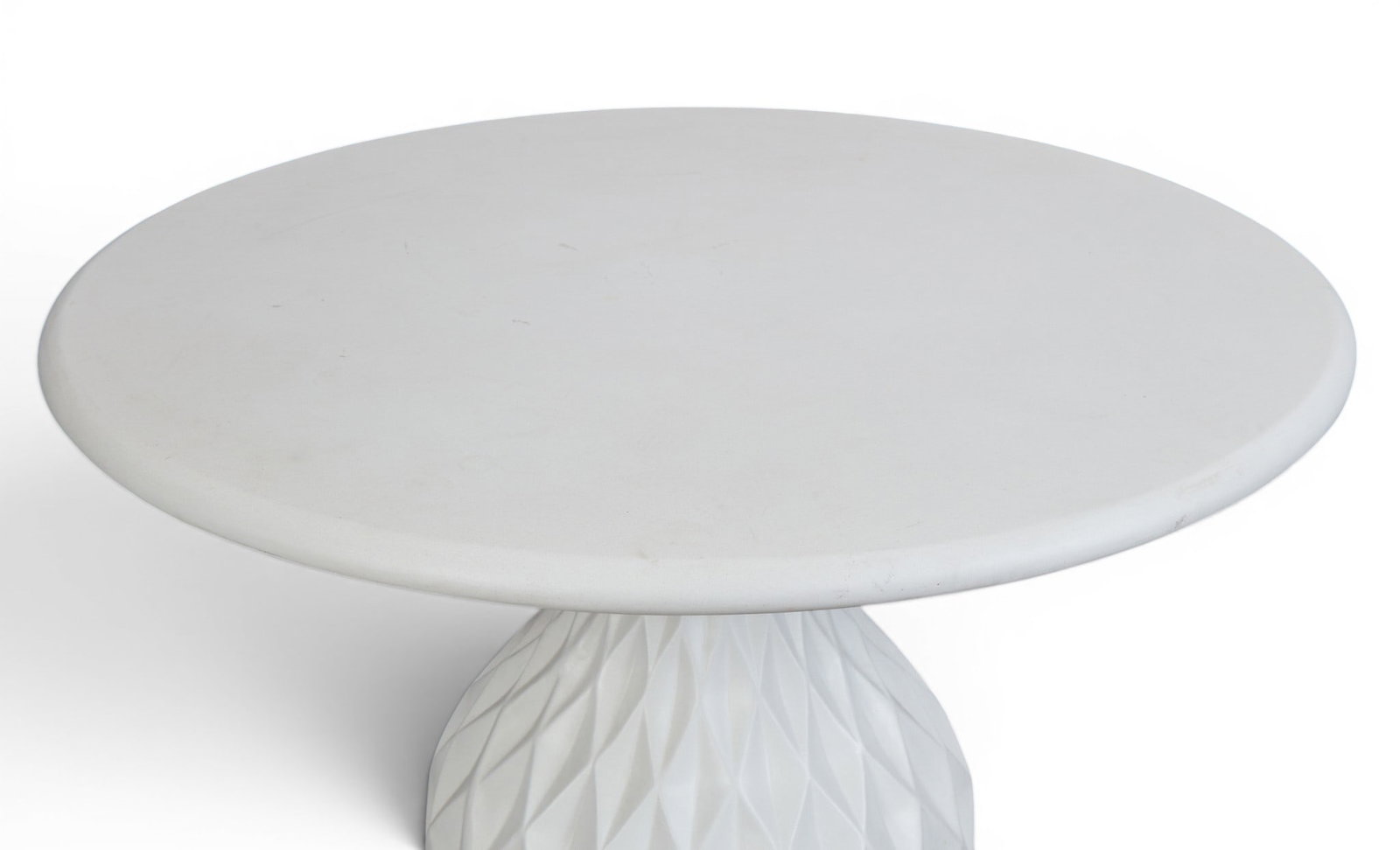 A modern geometric round table - 4