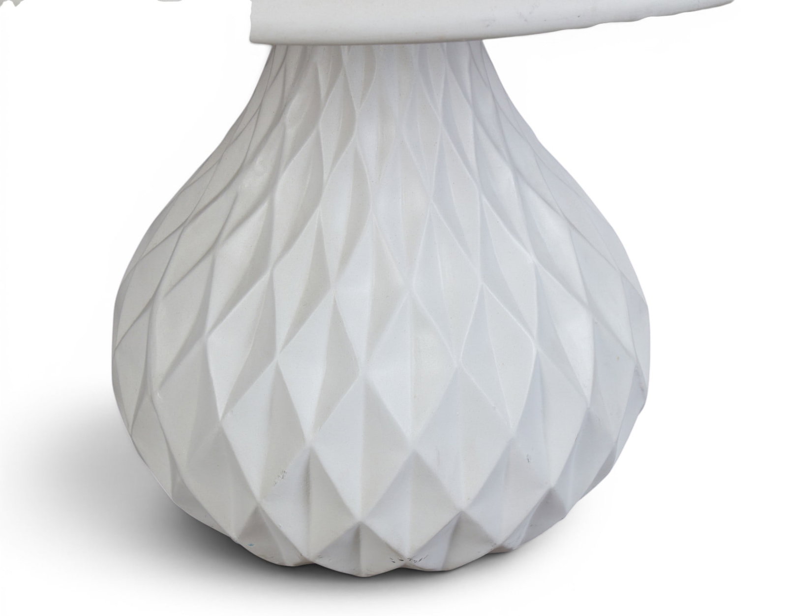 A modern geometric round table - 5