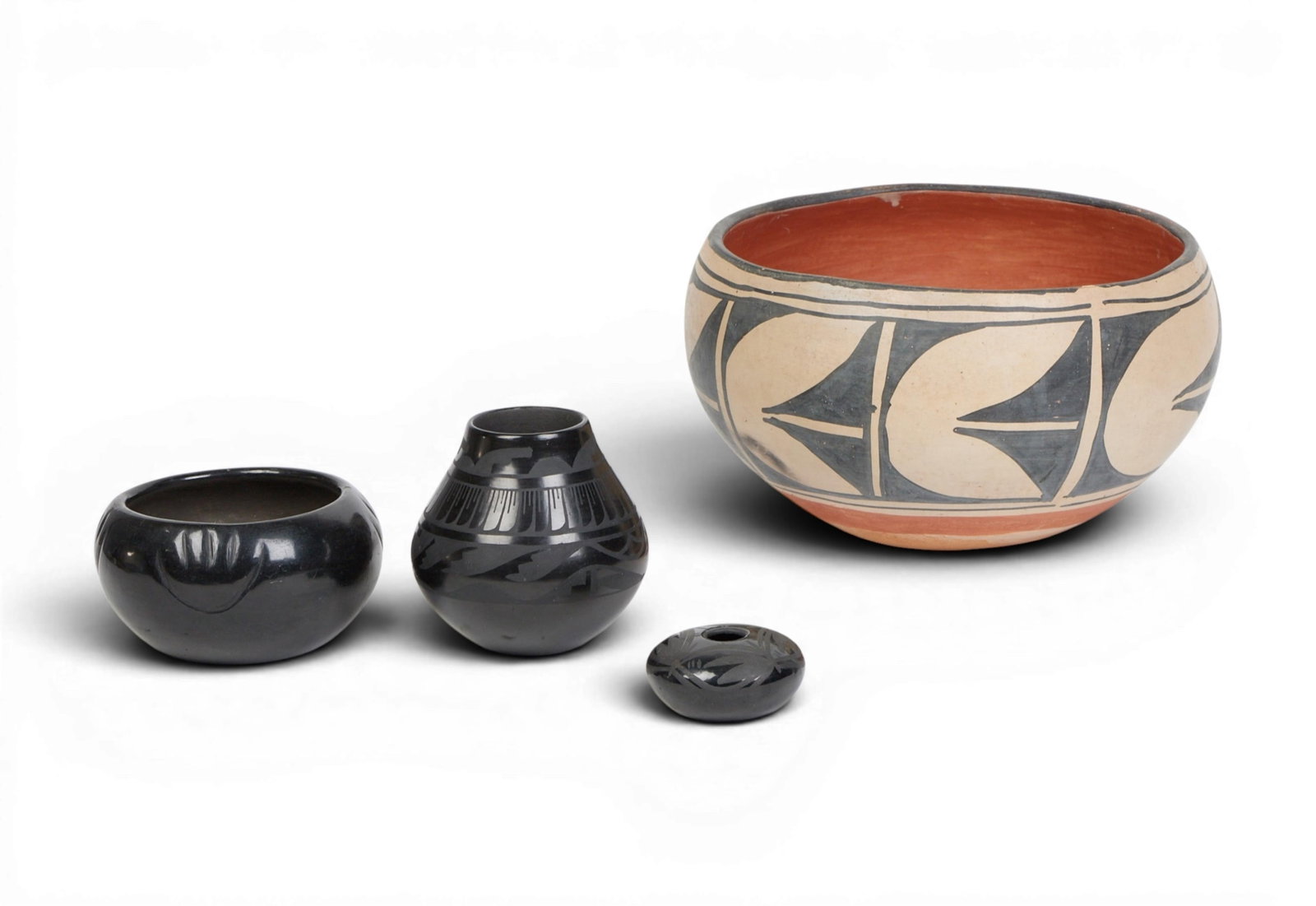 Four Native American pottery vessels, 20th century (1 of 8)