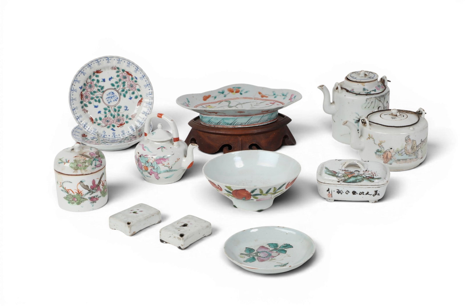 A group of twelve Chinese porcelain articles: A group of twelve Chinese porcelain articles Tallest: height 5 in. (12.7 cm.)