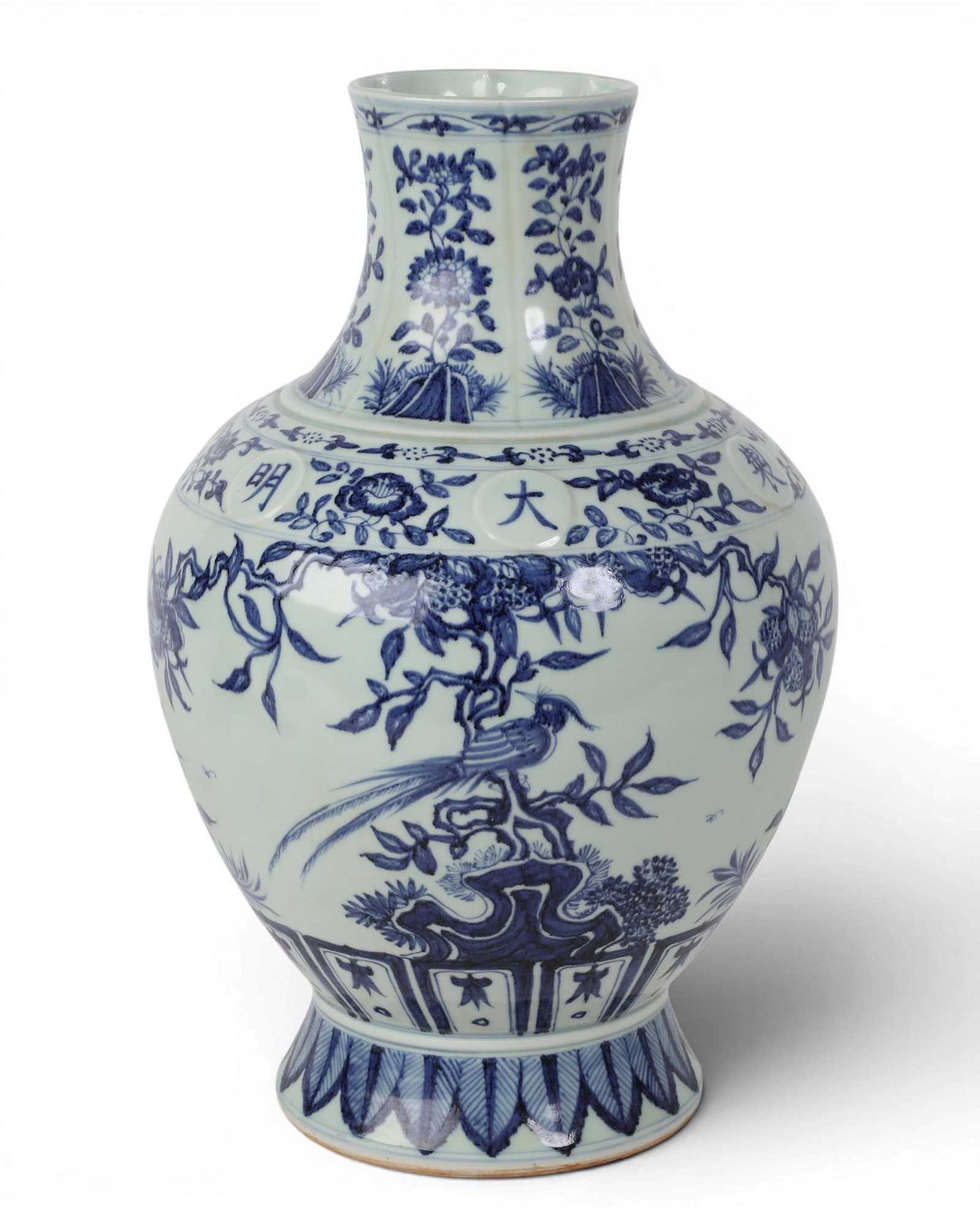 A Chinese blue and white vase (1 of 4)