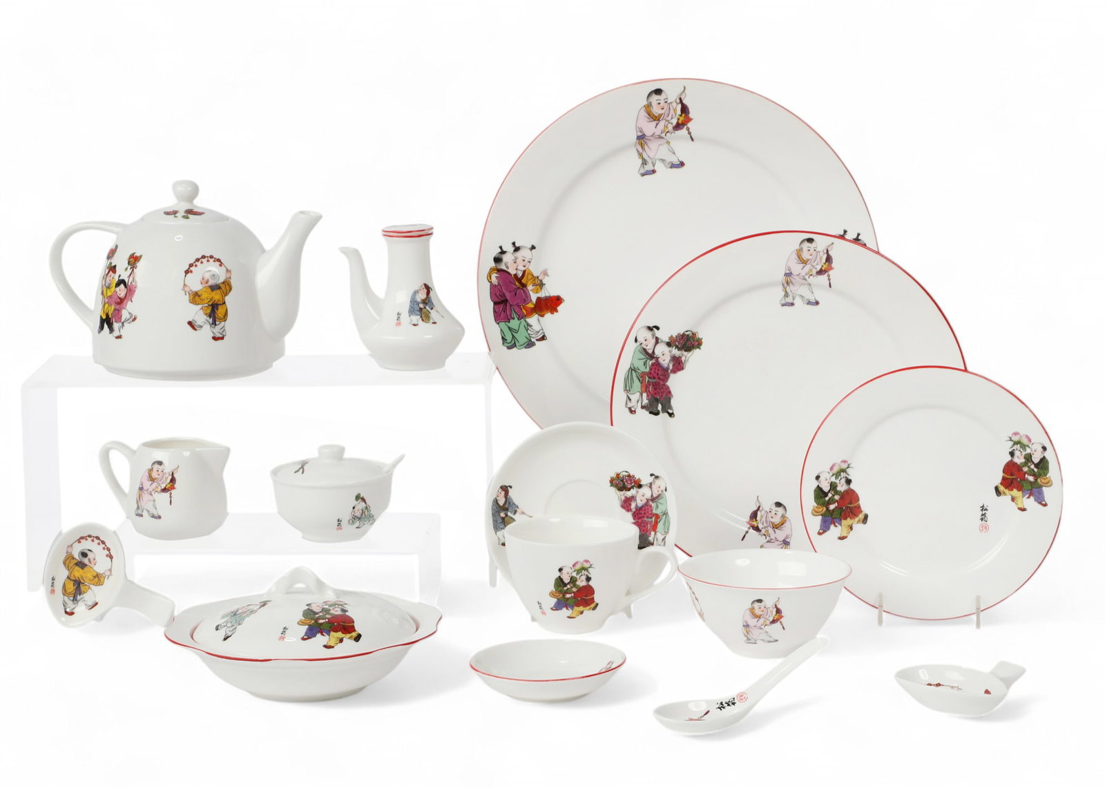 A Chinese porcelain dinner service (1 of 15)