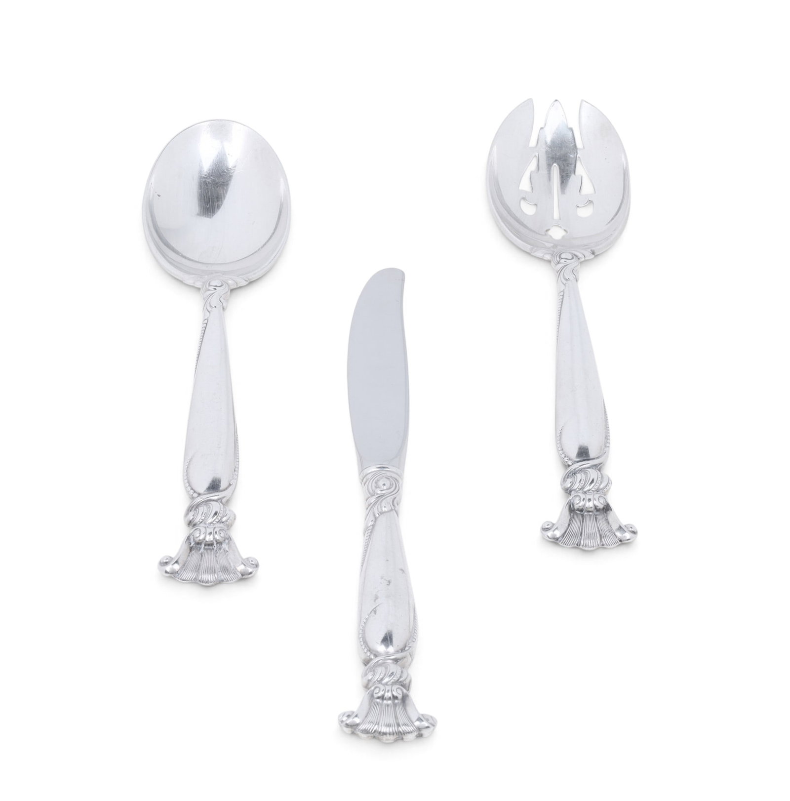 A Wallace romance of the sea sterling silver serving spoon, slotted spoon together with a dinner: A Wallace romance of the sea sterling silver serving spoon, slotted spoon together with a dinner knife weighable silver: 7.925t oz (246.5g)