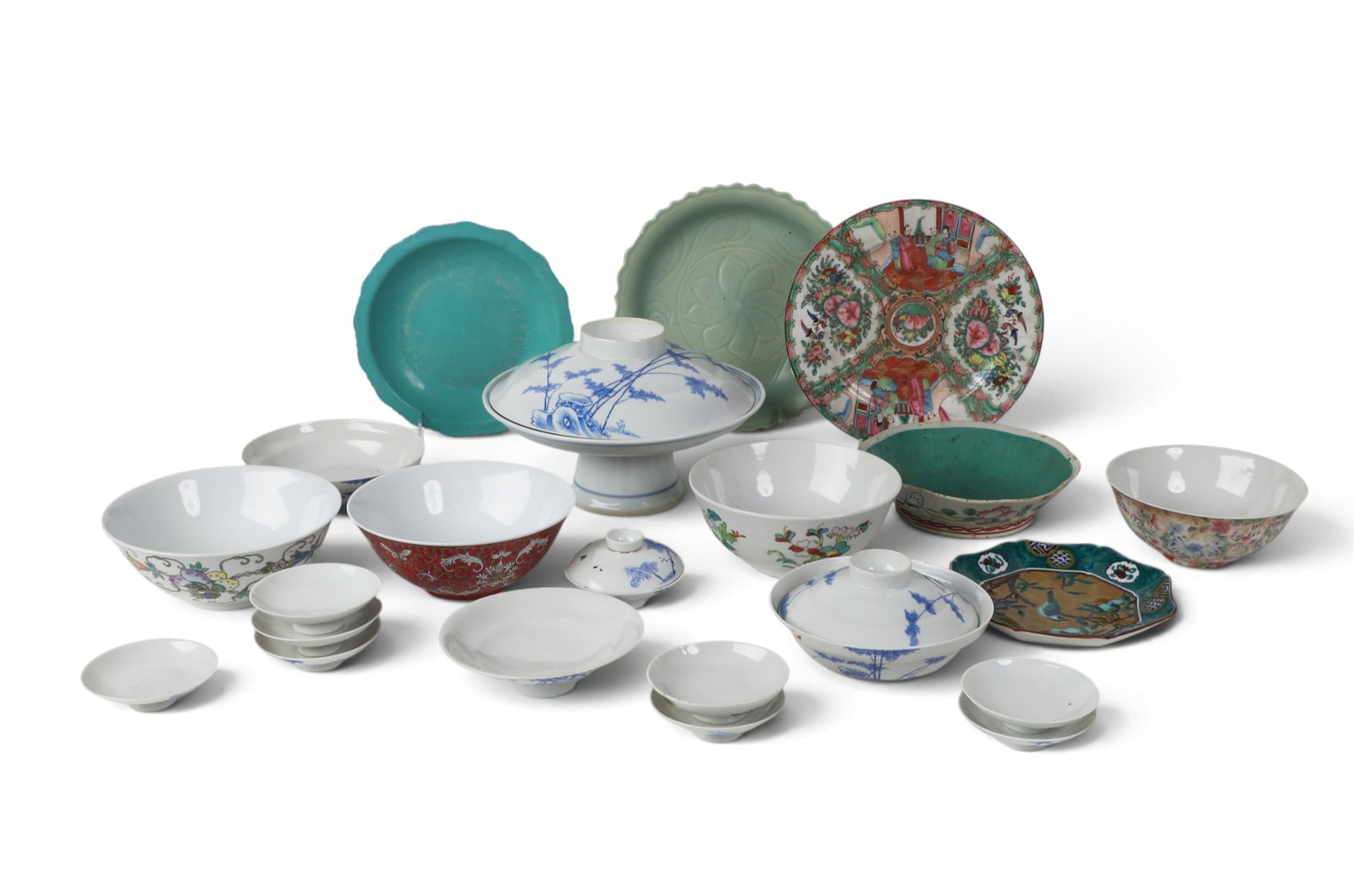 A group of twenty three Chinese assorted porcelain dishes (1 of 10)