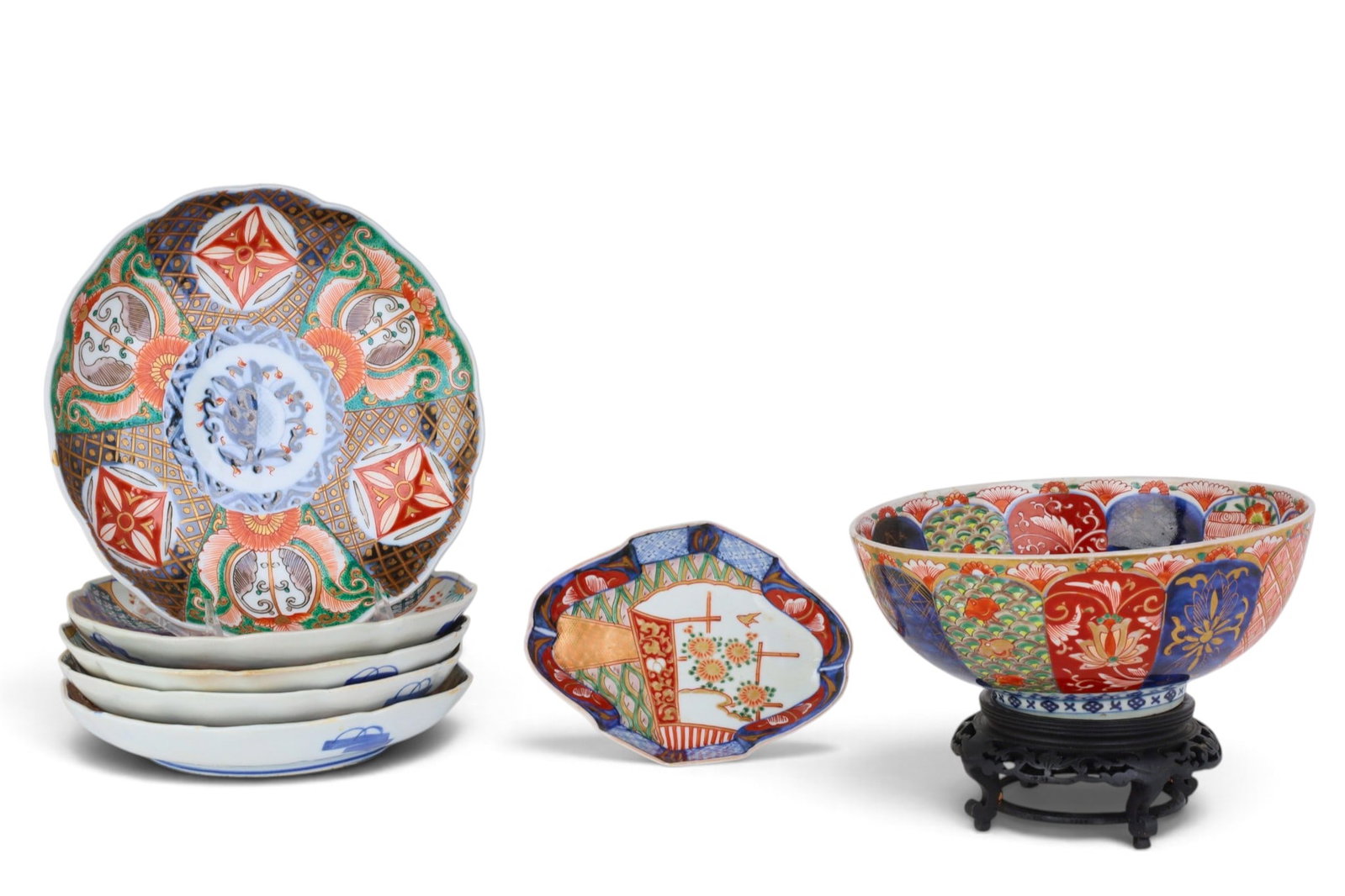 A group of seven Imari porcelain dishes and bowls (1 of 7)