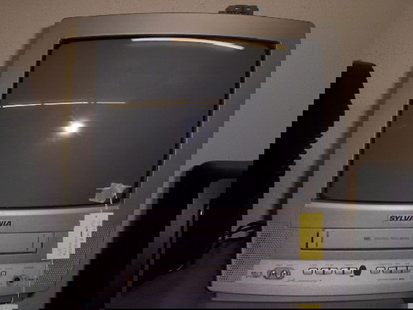 1448 Sylvania 13 Inch Tv Vcr Combo Oct 17 06 Amazing Auctioneers Llc In Az 1448 Sylvania 13 Inch Tv Vcr Combo Oct 17 06 Amazing Auctioneers Llc In Az