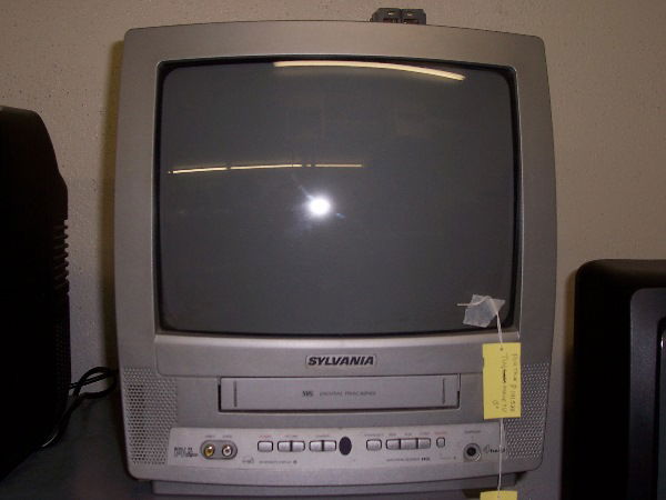 1448 Sylvania 13 Inch Tv Vcr Combo Oct 17 06 Amazing Auctioneers Llc In Az