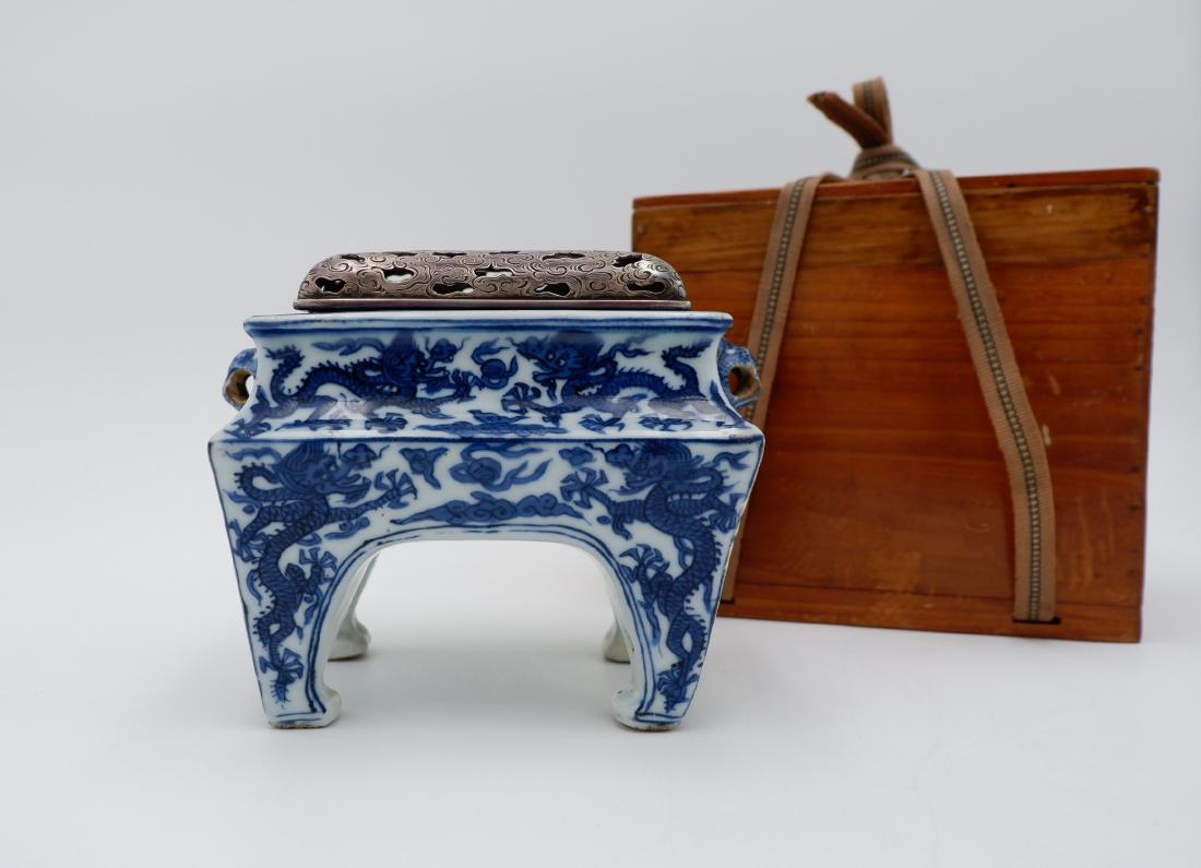 A RARE RECTANGULAR  BLUE AND WHITE CENSER, WANLI MARK (1 of 8)