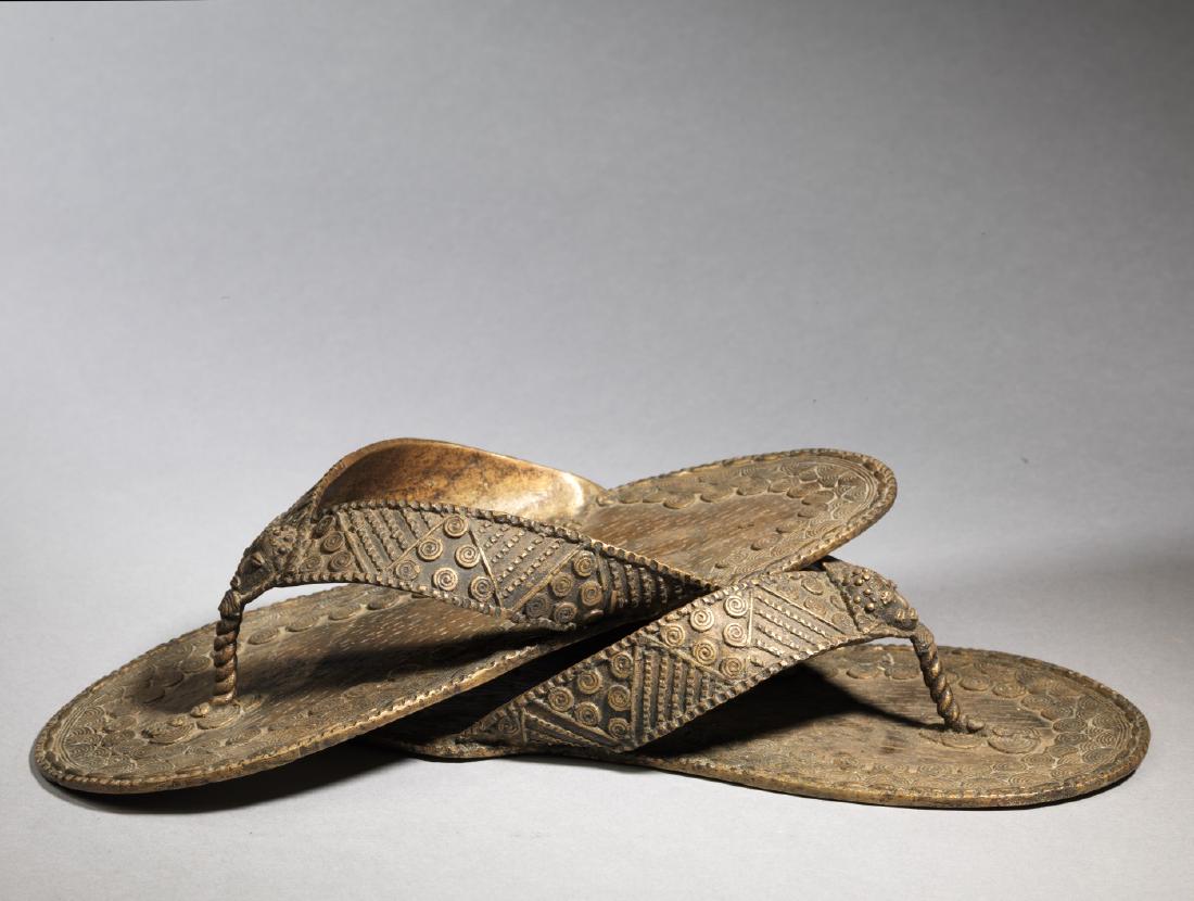 Bronzen Ashanti/Asante Sandal Tribal Art: A bronze sandal based on the traditional footwear of kings and noblemen. These objects were traditionally buried with the owner. These sandals are in fine condition and have quite intricate decoration