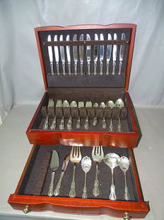 70 pc Reed & Barton Sterling Silver Set: Pristine (70) piece Reed and Barton sterling silver set. Like new, no monograms. In a quality box. 84 troy oz plus 14 weighted pieces.