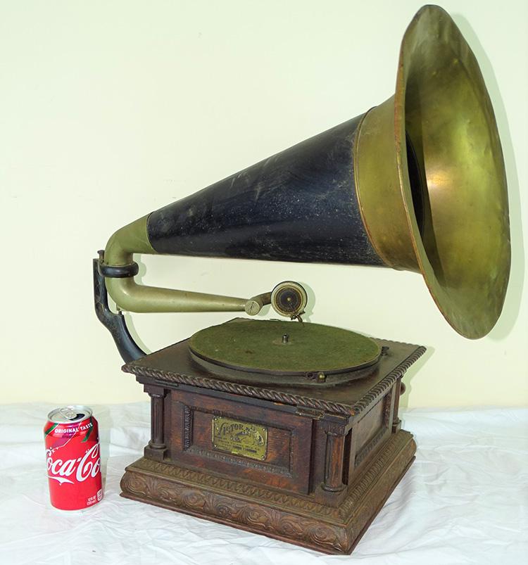 Oak Victor Victrola with Horn M. S. Model (Monarch (1 of 5)
