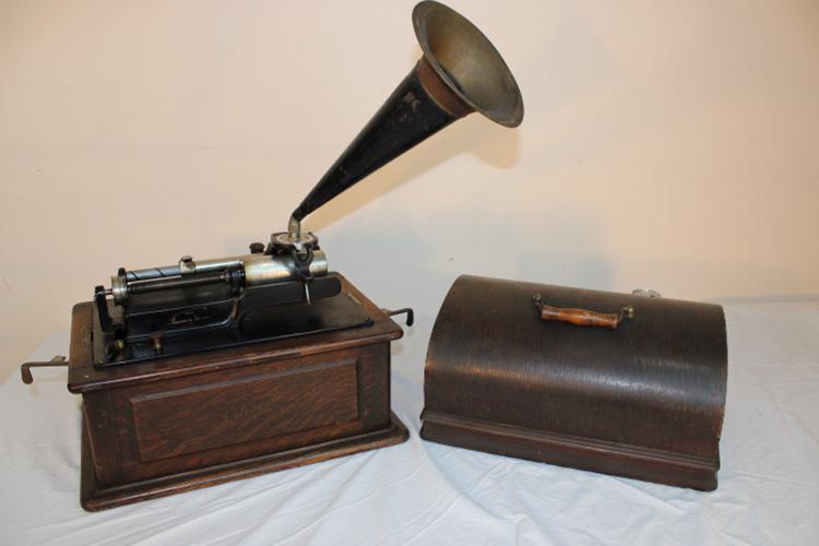 Oak Edison "Triumph" Victrola: Oak Edison "Triumph" victrola. Springs all good, no belt, has the crank and small horn. Doesnâ€™t work. 17" wide, 14" tall, 12" deep.
