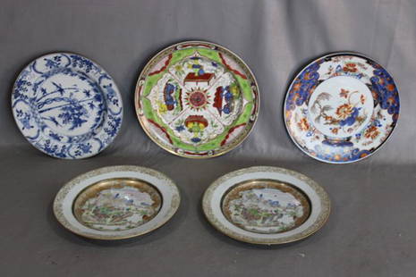 (5) 18th C. Oriental Plates: (5) 18th C. oriental plates, blue one to the left has a hair line (see photo). Appr. 9".