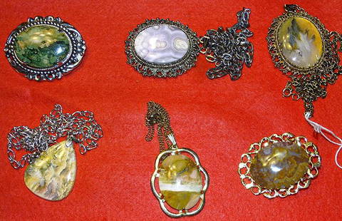 4 Pendants and 2 Pins with Agate Stones: 4 pendants and 2 pins with agate stones including Luna, Paisley, Plume, etc.